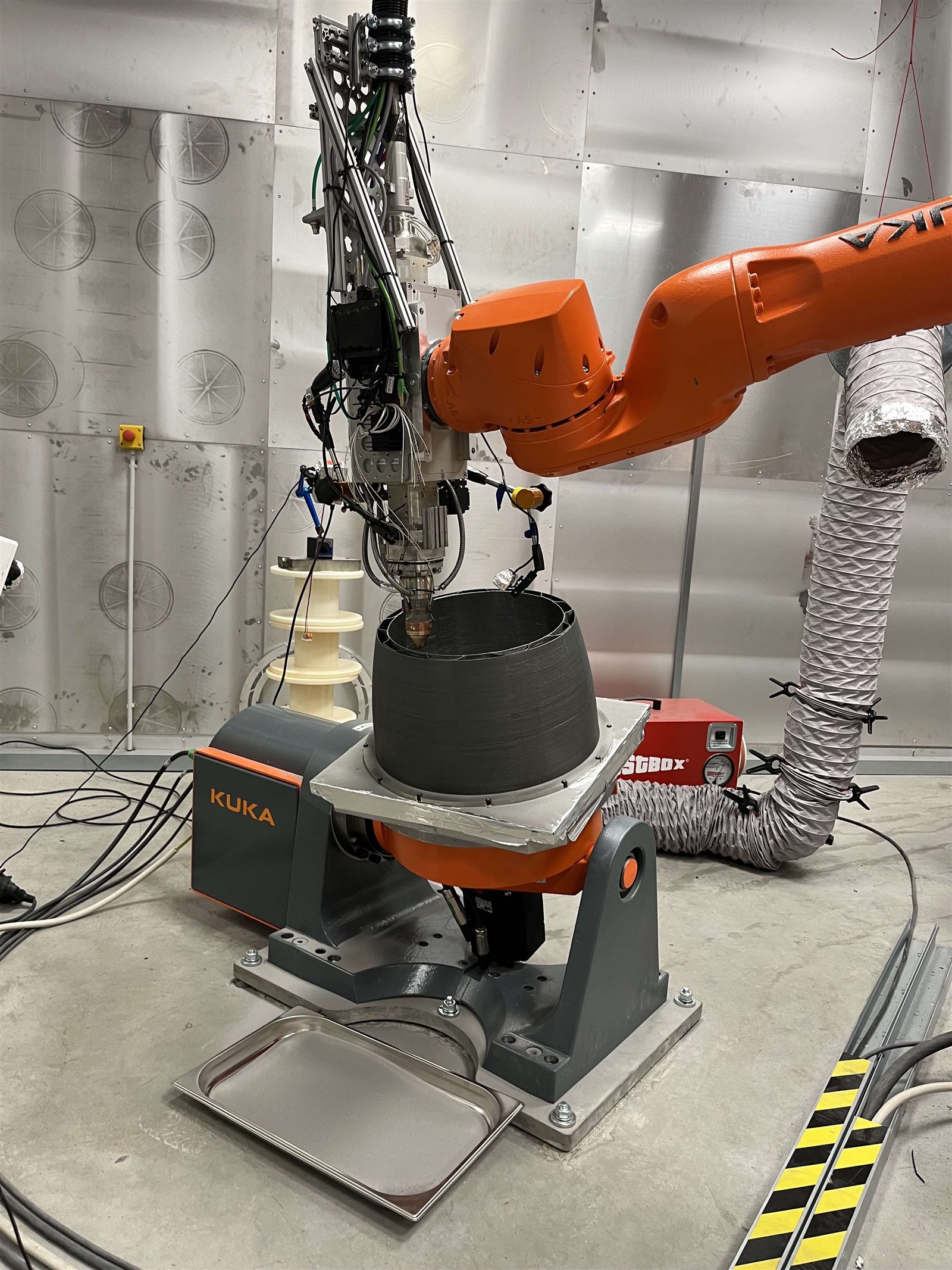 Robotic LMD setup for a 750 mm multi-material nozzle demonstrator