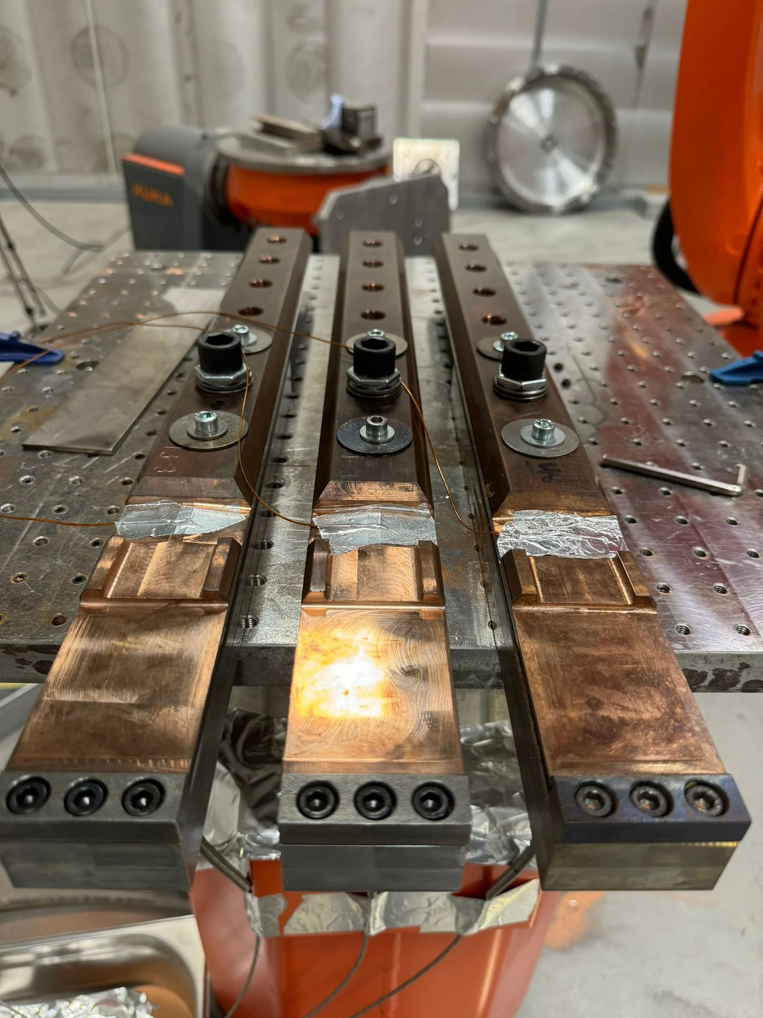 Turbogenerator-Rotorkeile vor der Kupferlegierungsbeschichtung per Laser Metal Deposition eingespannt