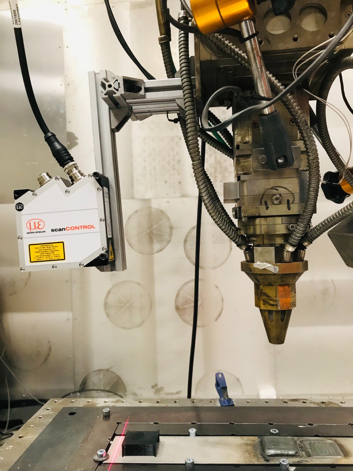 Line scanner mounted near a Laser Metal Deposition process head for profile measurement