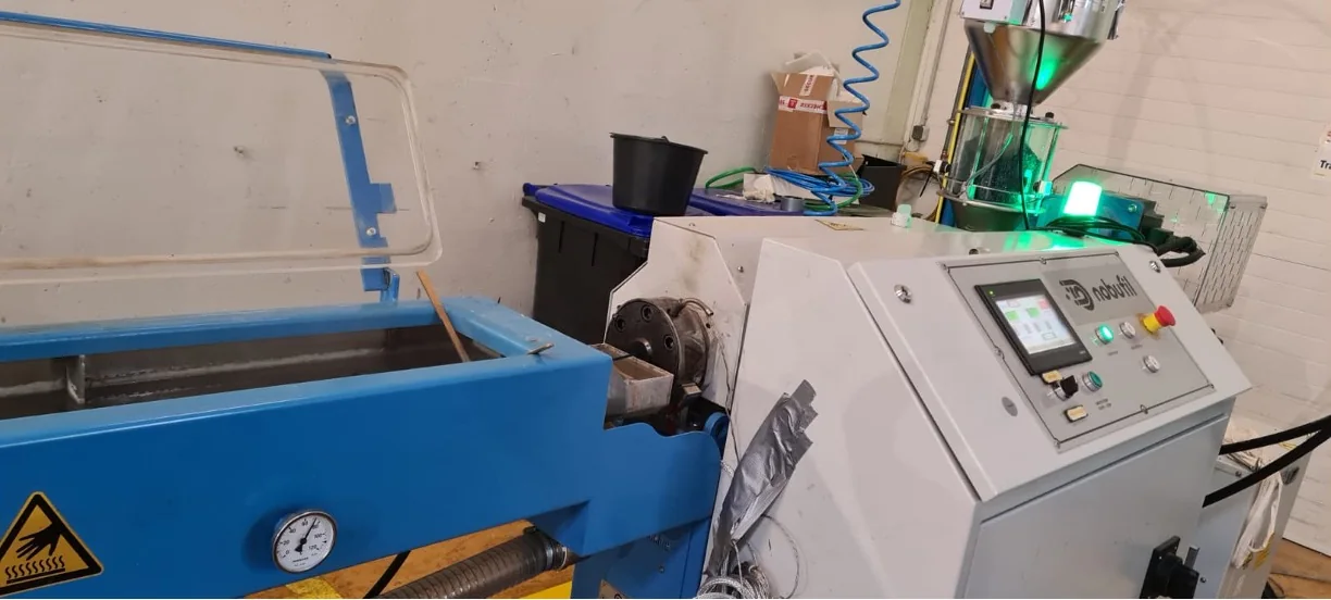 Extrusionsanlage als Kontext für die reparierte Nobufil-Schnecke